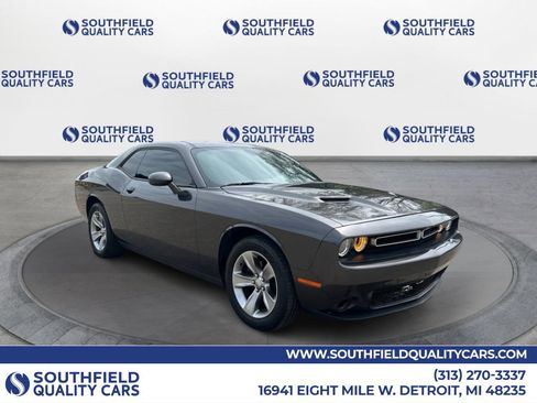 Used 2019 Dodge Challenger SXT image 1