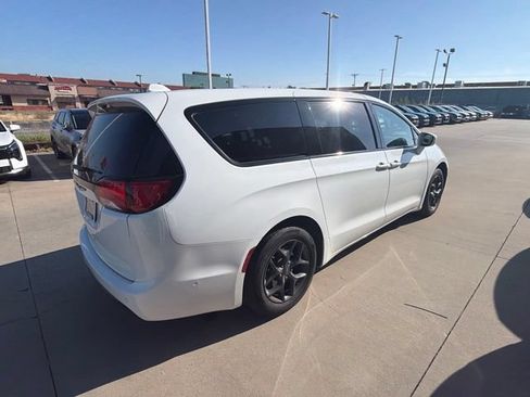 Used 2019 Chrysler Pacifica Touring Plus w/ Advanced Safetytec Group FWD image 4