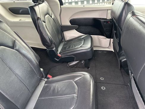 Used 2018 Chrysler Pacifica Touring-L image 29