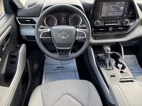 Used 2022 Toyota Highlander LE image 6