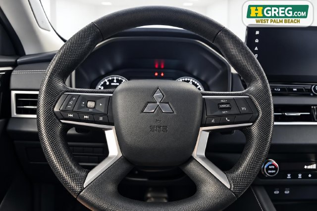 Used 2025 Mitsubishi Outlander ES FWD image 14