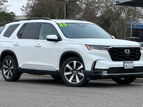 Used 2025 Honda Pilot Elite image 2