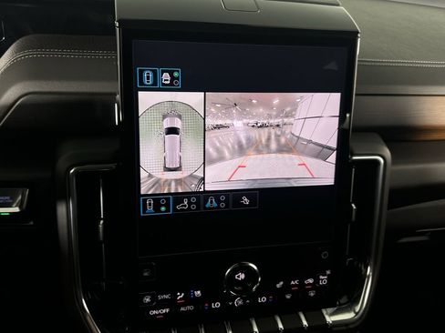 Used 2025 GMC Yukon XL Denali image 16