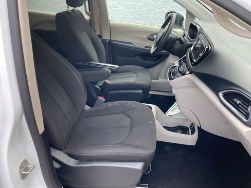 Used 2023 Chrysler Voyager LX image 25