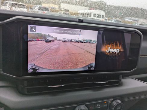 Used 2025 Jeep Gladiator Sport image 21