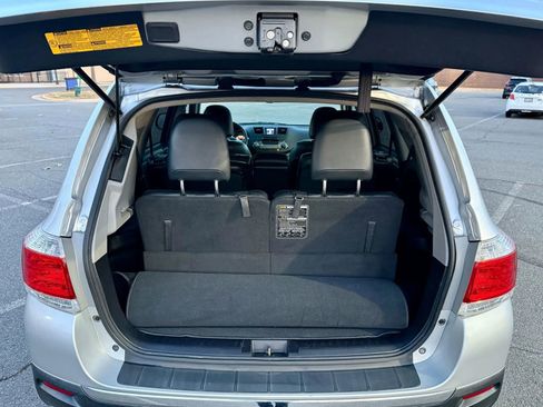 Used 2012 Toyota Highlander SE image 18