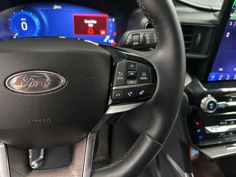 Used 2024 Ford Explorer Platinum w/ Technology Package image 17