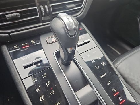 Used 2023 Porsche Macan image 12