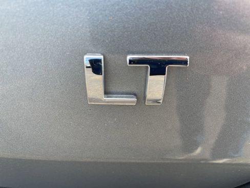 Used 2023 Chevrolet Traverse LT w/ Rear Camera Mirror Package image 8