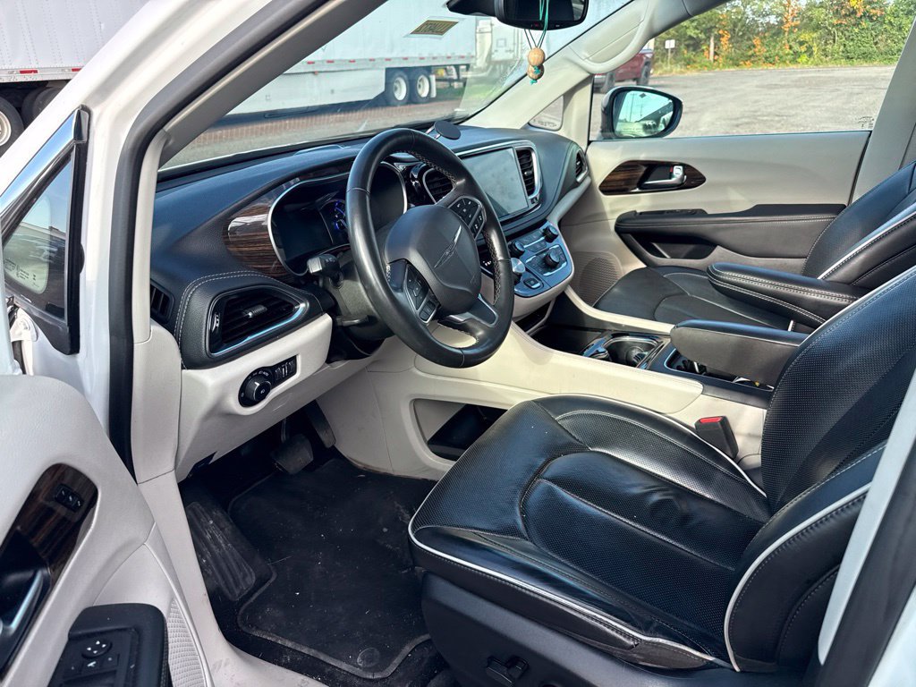 Used 2023 Chrysler Pacifica Limited FWD image 4