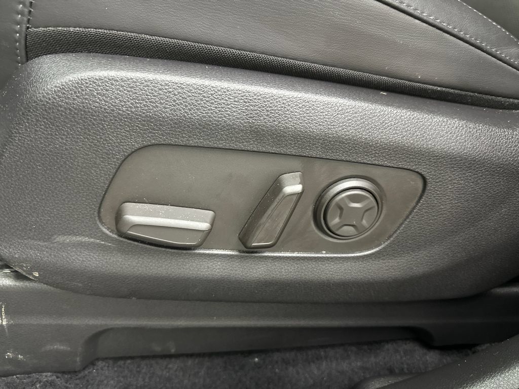 Used 2025 Kia Carnival EX FWD image 10