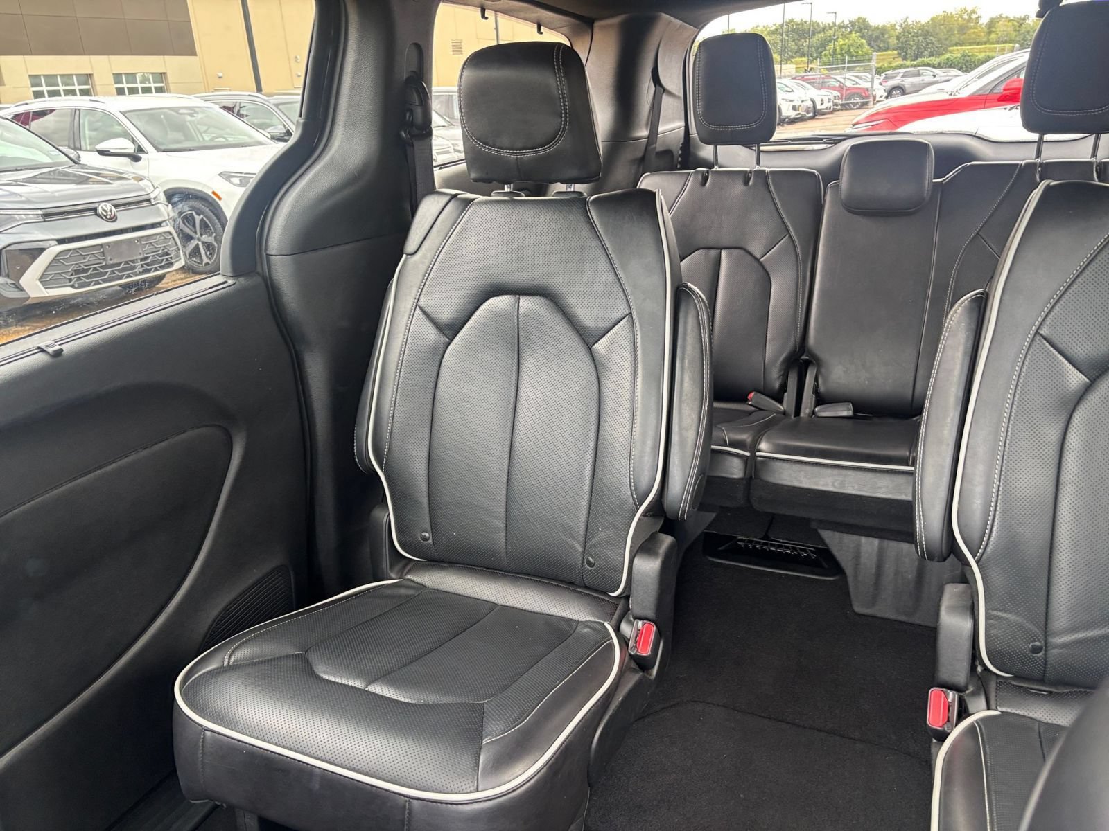 Used 2025 Chrysler Pacifica Limited FWD image 43