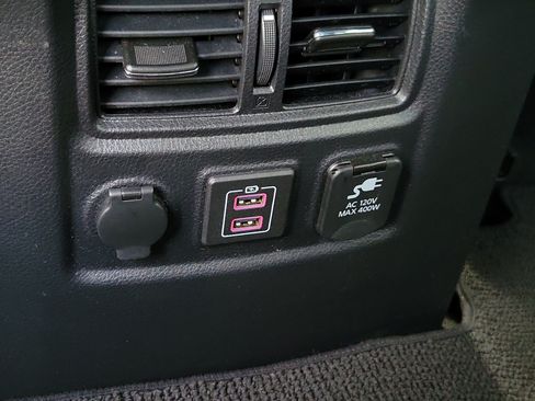 Used 2024 Nissan Titan PRO-4X AWD/4WD image 18