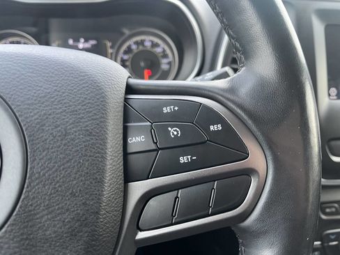 Used 2019 Jeep Cherokee Latitude Plus w/ Cold Weather Group image 18