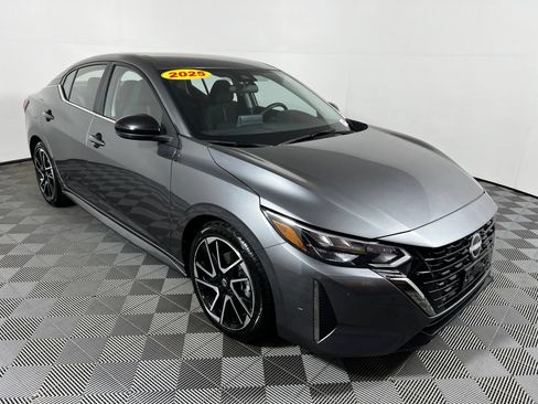 Used 2025 Nissan Sentra SR FWD image 3