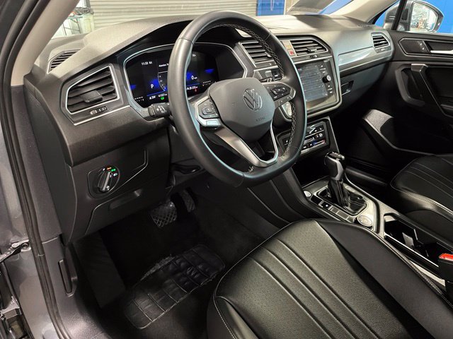Used 2024 Volkswagen Tiguan SE AWD/4WD image 19