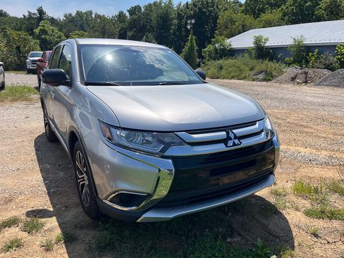 Used 2018 Mitsubishi Outlander ES AWD/4WD image 1