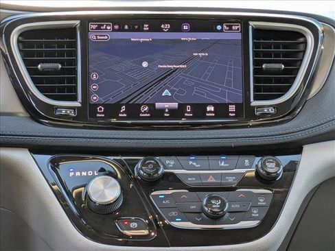 Used 2021 Chrysler Pacifica Touring-L image 14