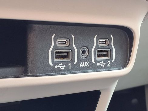 Used 2024 Chrysler Pacifica Touring-L FWD image 27