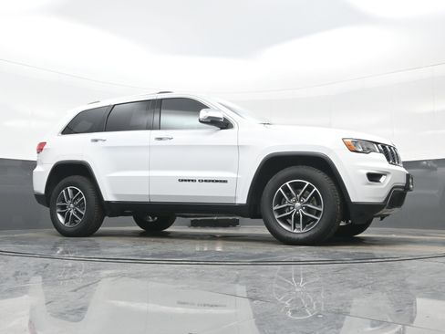 Used 2018 Jeep Grand Cherokee Limited image 32