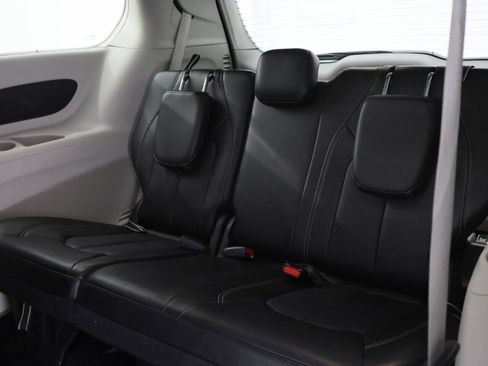 Used 2024 Chrysler Pacifica Touring-L image 10