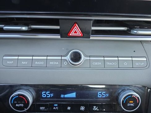 Used 2024 Hyundai Elantra SEL FWD image 30