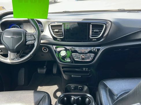 Used 2019 Chrysler Pacifica Touring-L w/ S Appearance Package FWD image 8