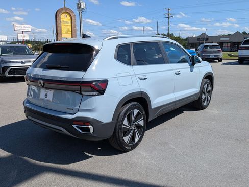 Used 2025 Volkswagen Taos SE AWD/4WD image 3