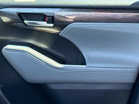 Used 2023 Toyota Highlander Limited image 23