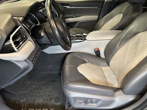 Used 2018 Toyota Camry XLE image 19