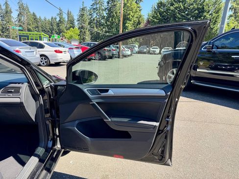 Used 2017 Volkswagen Golf Wolfsburg Edition FWD image 28