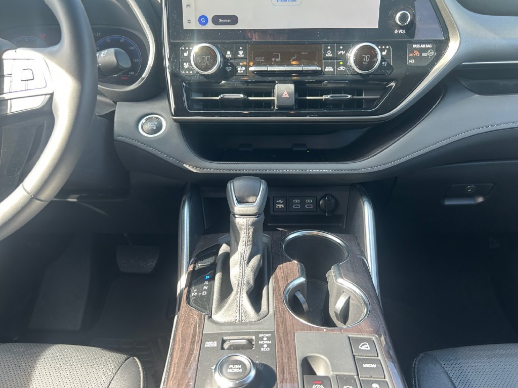 Used 2025 Toyota Highlander Limited AWD/4WD image 16