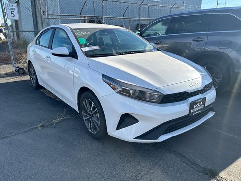 Used 2023 Kia Forte LXS FWD image 2