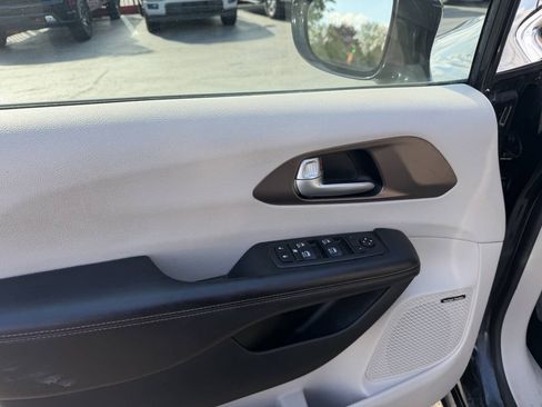 Used 2018 Chrysler Pacifica Touring-L Plus FWD image 9