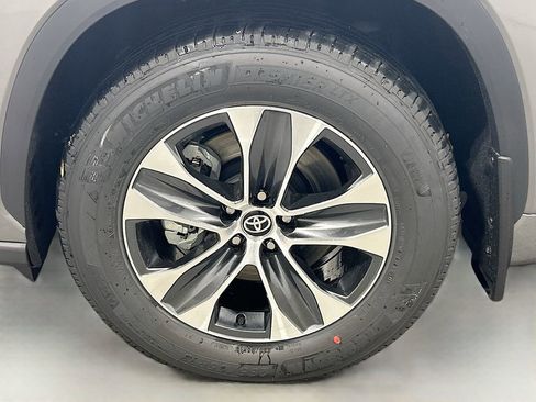 New 2026 Toyota Highlander XLE AWD/4WD image 8