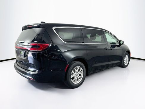 Used 2024 Chrysler Pacifica Touring-L FWD image 9