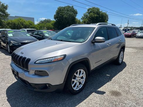 Used 2018 Jeep Cherokee Latitude image 3