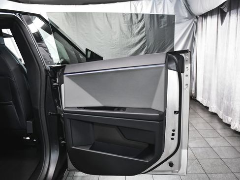 Used 2025 Tesla Cybertruck AWD Crew Cab image 18