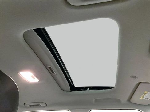 Used 2023 Hyundai Venue SEL FWD image 21