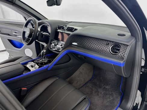 Used 2025 Bentley Bentayga AWD/4WD image 2
