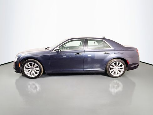 Used 2018 Chrysler 300 Limited RWD image 6