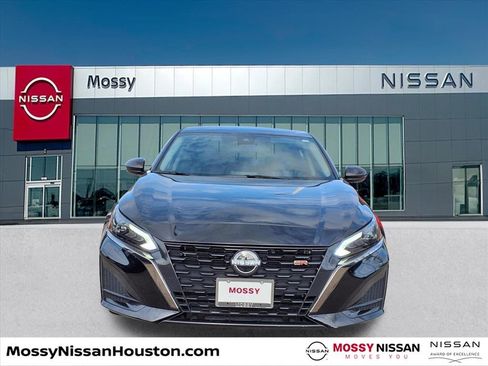 Used 2024 Nissan Altima 2.5 SR image 2