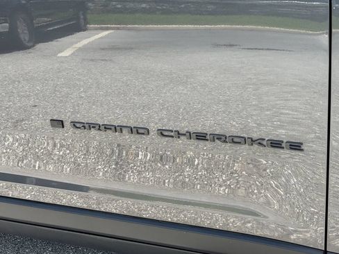 Used 2022 Jeep Grand Cherokee Altitude RWD image 14