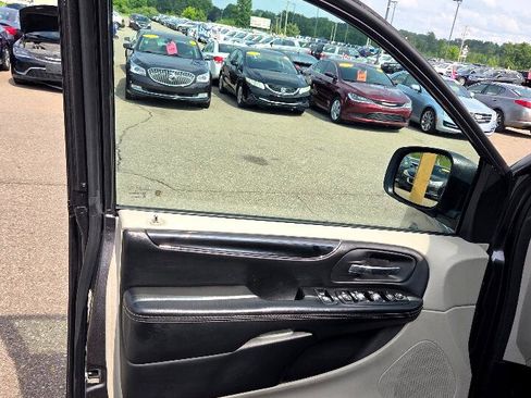 Used 2019 Dodge Grand Caravan SXT image 10