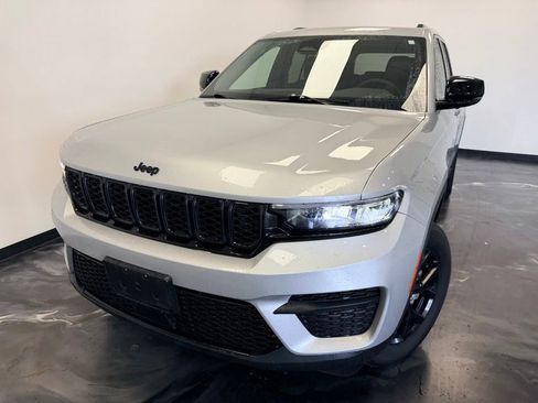 Used 2024 Jeep Grand Cherokee Altitude AWD/4WD image 17
