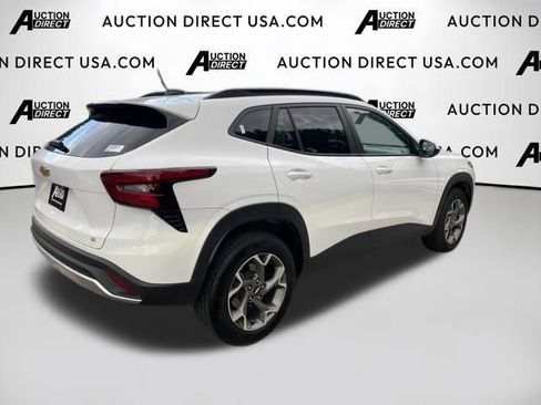 Used 2025 Chevrolet Trax LT FWD image 24