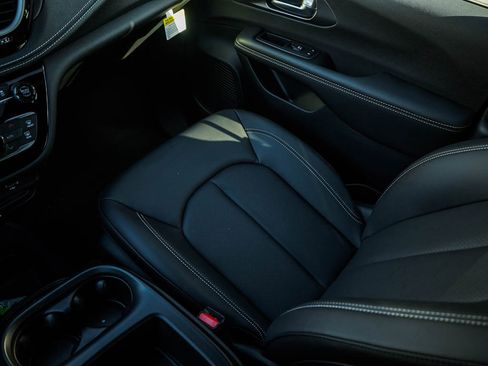 New 2026 Chrysler Pacifica Select image 27