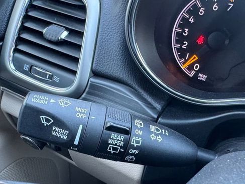 Used 2019 Jeep Grand Cherokee Limited image 11