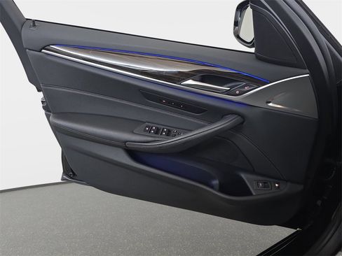 Used 2018 BMW 530e xDrive image 27