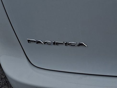 Certified 2023 Chrysler Pacifica Touring-L image 34